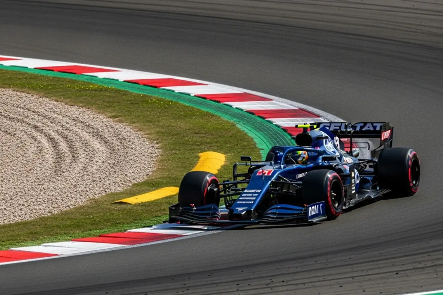 Formel-1-Fahrzeug fährt durch die Schikane während des Qualifying-Trainings bei Tageslicht
